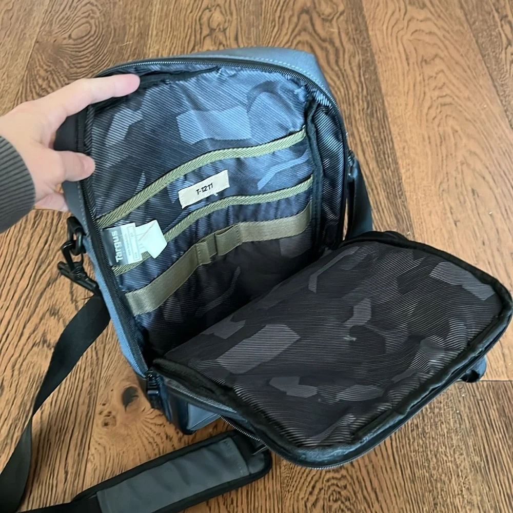 TARGUS T-1211 Gunmetal Gray and Camo crossbody messenger tech bag